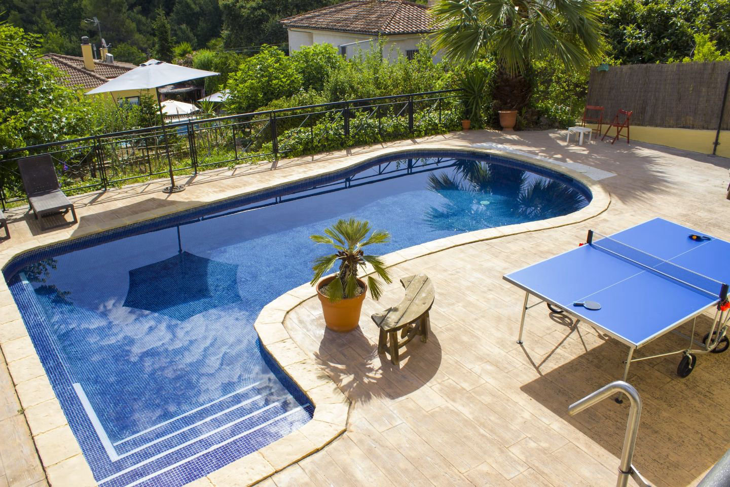 Zona de barbacoa junto a la piscina en Barcelona