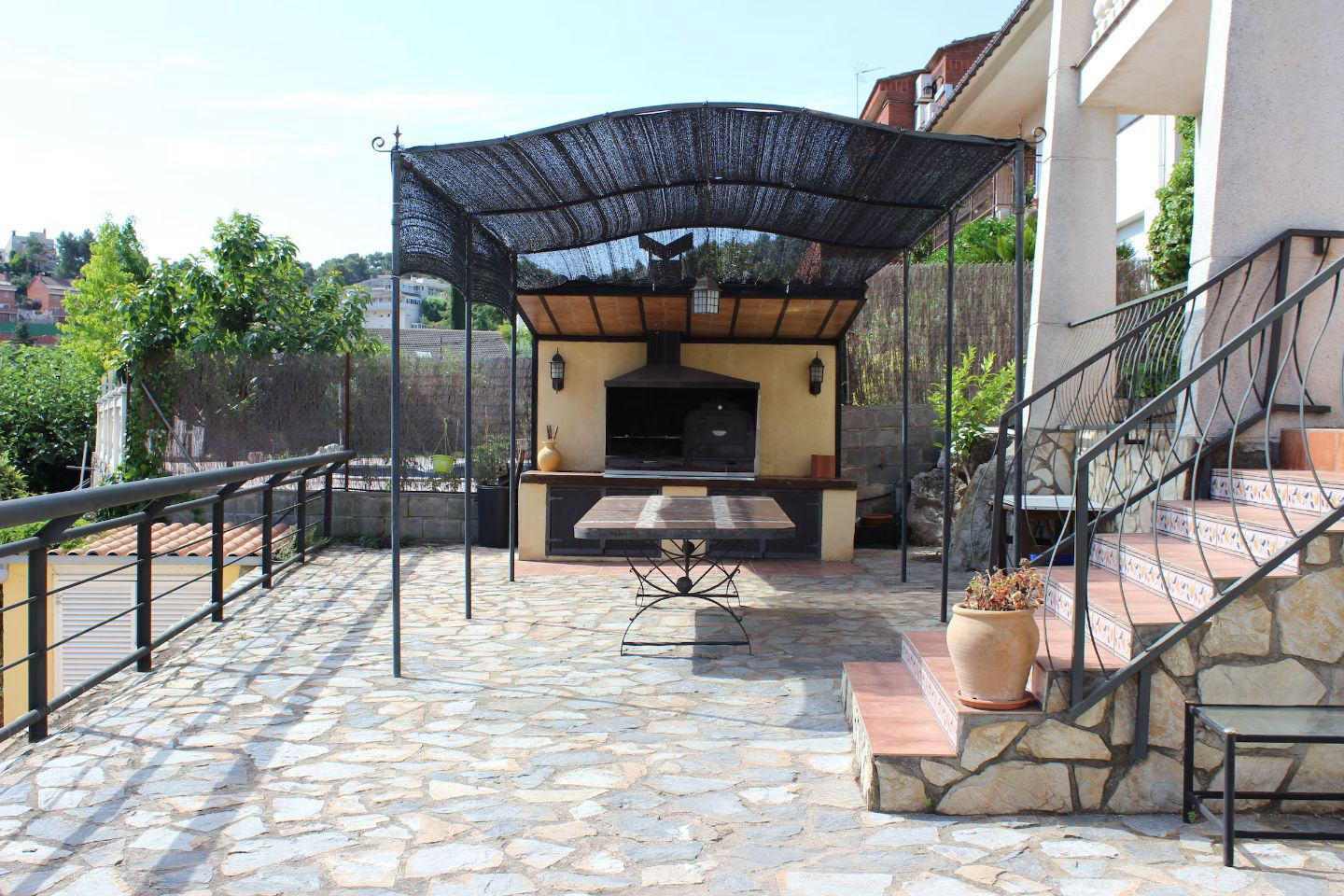 Jardín y piscina de una villa en Barcelona alquilada por horas