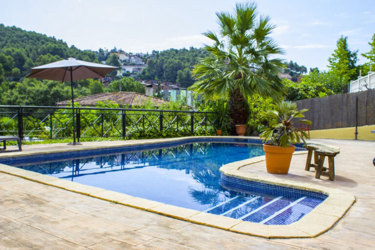 Villa con piscina y palmera en Barcelona para alquilar por horas