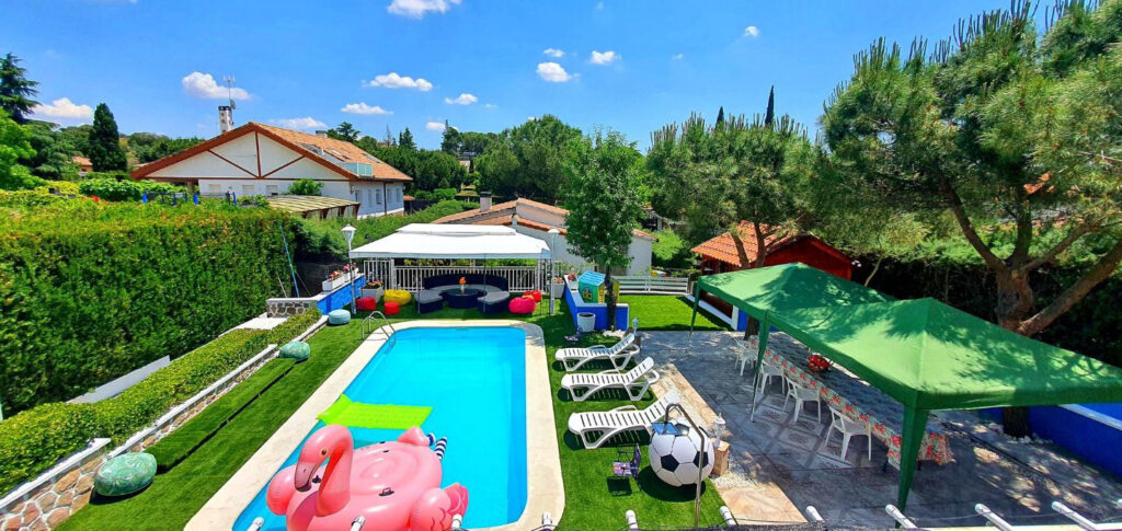 Casa con piscina privada en Madrid alquilada por horas para una fiesta de piscina