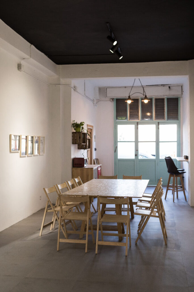 Sala diáfana con luz natural en Madrid alquilada por horas para un workshop