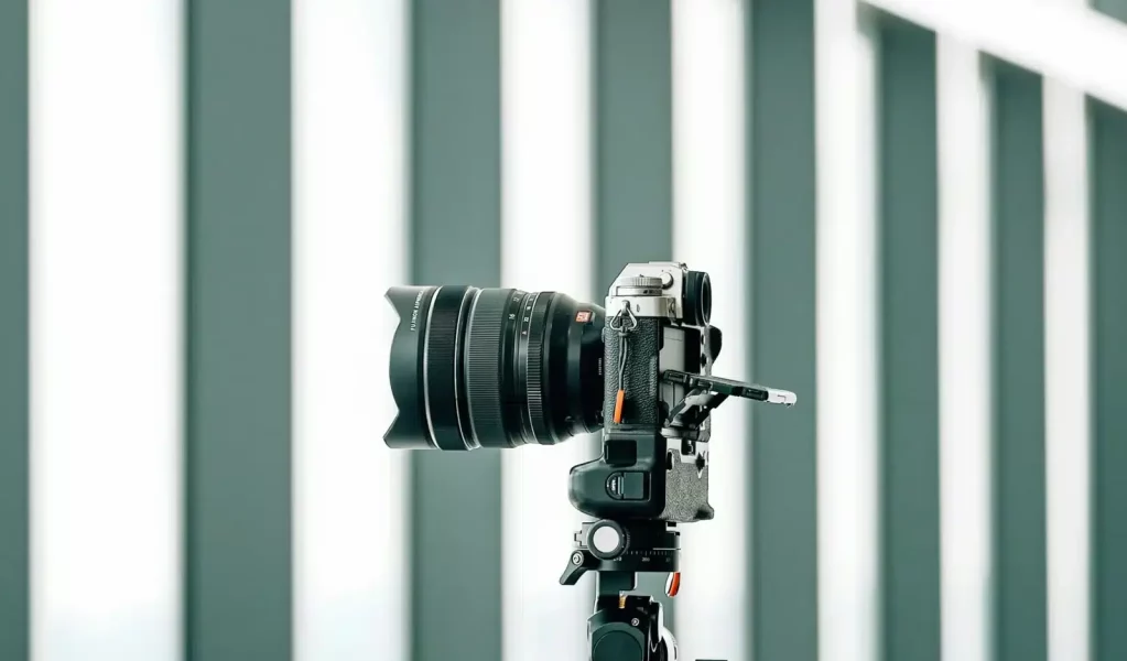 Cámara en un tripode tomando fotos de un espacio para eventos